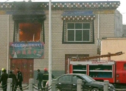 Un negocio en llamas luego del terremoto.