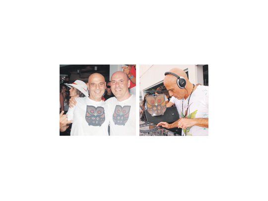 El ex Soda Stereo Z Bosio alegró la Fiesta Canchera del último sábado en el balneario 12 de Punta Mogotes, con un potente set de más de dos horas de duración. Al lado, el DJ con Fernando Rubín, gerente general del Banco Hipotecario.