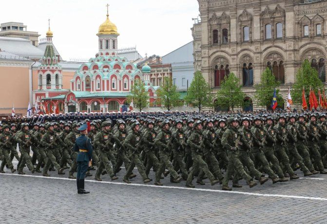Pare el desfile de este año, las autoridades anunciaron que el desfile de tropas se reduciría al alegar la 