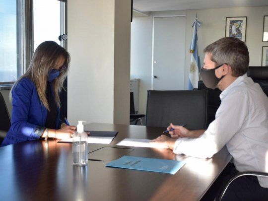 La titular de AySA, Malena Galmarini y el ministro de Deportes y Turismo, Matías Lammens, durante la firma del convenio.