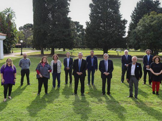Foto de familia del presidente junto al comite de infectólogos que asesora por la pandemia en Argentina.&nbsp;&nbsp;