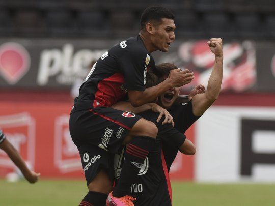 Newells ganó y lidera el grupo con puntaje ideal.