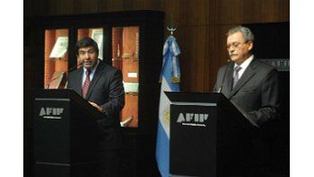 El titular de la AFIP, Ricardo Echegaray y el secretario de Hacienda, Juan Carlos Pezoa, hicieron el anuncio.