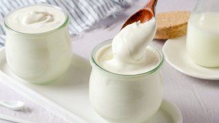 Así como el huevo o la carne, el yogur posee una gran cantidad de proteínas esenciales para el organismo.