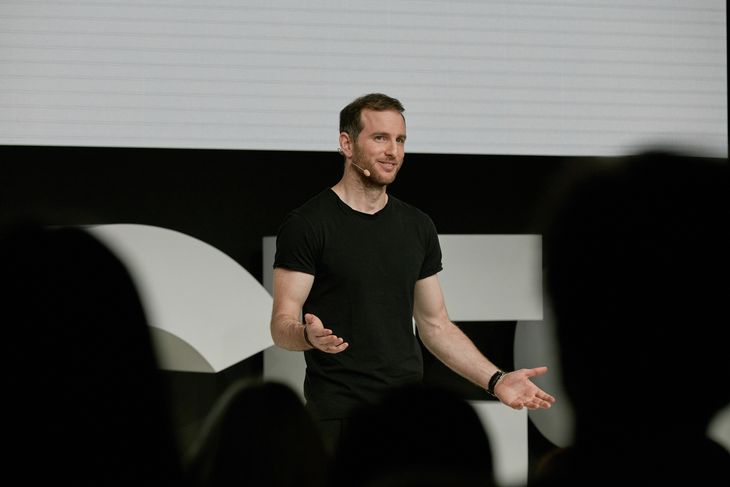 La historia de Joe Gebbia refleja cómo la perseverancia y las ideas innovadoras pueden convertir un pequeño proyecto en una empresa valorada en miles de millones. La historia de Joe Gebbia refleja cómo la perseverancia y las ideas innovadoras pueden convertir un pequeño proyecto en una empresa valorada en miles de millones.