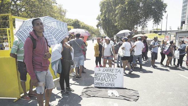 Caos. El Gobierno de la Ciudad desplegó policías y agentes de tránsito en la zona donde estaban los manteros.