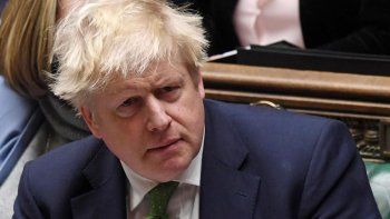 Boris Johnson dice que Putin cruzó la línea roja hacia la barbarie.