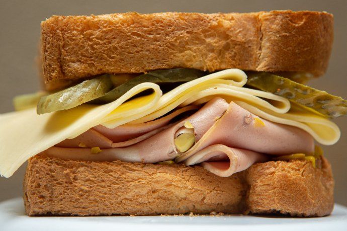Sándwich de mortadela con queso, pepinillos y mostaza, en La Vuelta