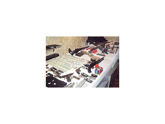 Un verdadero arsenal es lo que incautó la Policía Bonaerense,luego de desbaratar una banda que robaba camiones decaudales. Hay más de 20 detenidos.