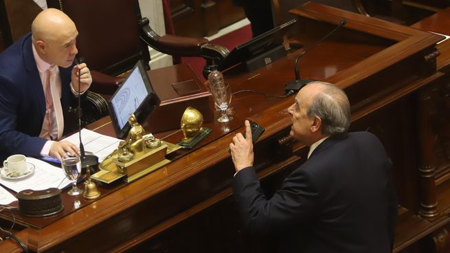 Guillermo Francos se retiró molesto porque una senadora le dijo mentiroso.