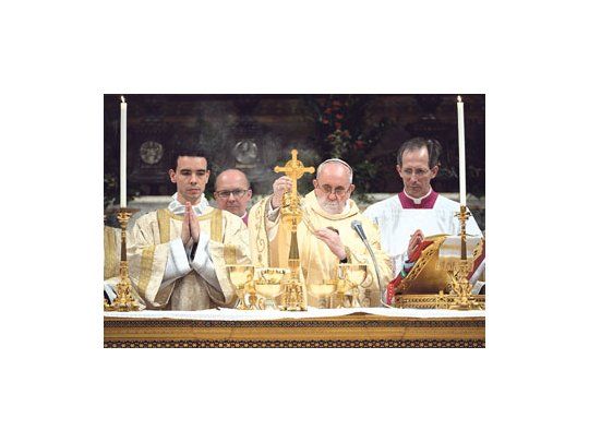 El papa argentino Francisco dio ayer la primera misa de su pontificado ante los cardenales en la Capilla Sixtina, el sitio donde se llevó a cabo el cónclave que lo entronizó en la silla de San Pedro.