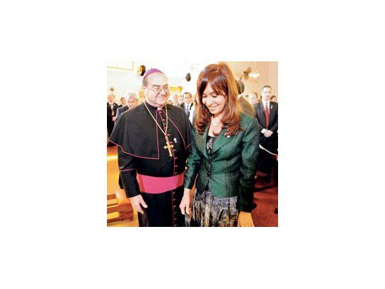 La Presidente, junto al obispo de Iguazú en el tedeum por el 25 de Mayo. Los Kirchner nunca asistieron, en cambio, al oficio religioso por el 9 de Julio.