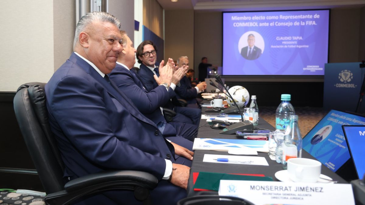 En medio de la polémica con el Gobierno, Claudio Tapia fue ratificado por CONMEBOL como representante ante FIFA