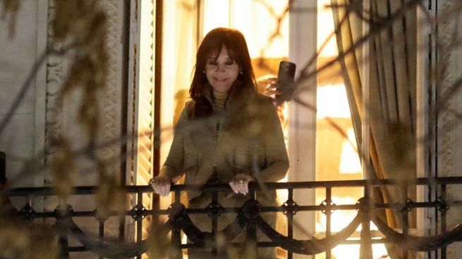 Cristina Kirchner permanece en su departamento ubicado en Constitución, donde siguen arribando militantes para manifestar su apoyo.