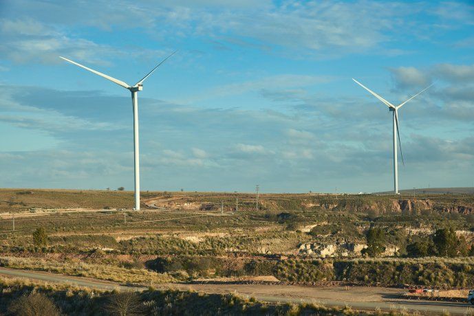 La construcción del parque eólico implicó la generación de empleo local de 150 personas contratadas en pico de obra. La construcción del parque eólico implicó la generación de empleo local de 150 personas contratadas en pico de obra.