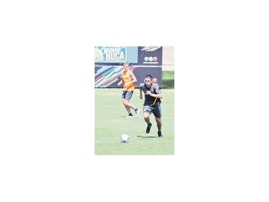 Juan Román Riquelme volverá hoy a tratar de que «la pelota le obedezca». En las prácticas sucede; ¿pasará esta noche ante Santamarina?