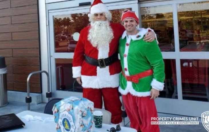 Papá Noel y el elfo detuvieron a dos ladrones