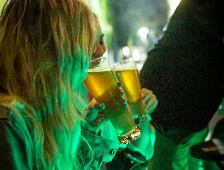 It is considered moderate not to exceed 350 ml of beer. It is considered moderate not to exceed 350 ml of beer.
