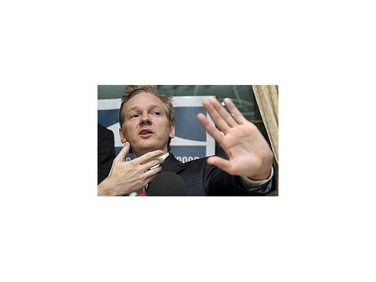 El fundador de la pagina web, WikiLeaks, colgó información sobre la petrolera británica BP y sobre el centro de detención de Guantánamo