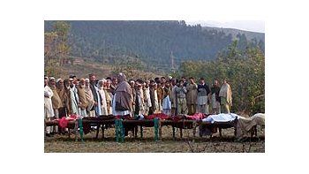 Habitantes de las tribus de la zona, en los funerales de las víctimas.