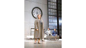 Carla Filipcic Holm cumple una gran labor como la la sufrida Magda Sorel en una muy buena versión de «El Cónsul» con régie de Fabián von Matt y dirección musical de Javier Logioia Orbe.