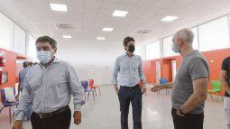 visita. Horacio R. Larreta, Fernán Quirós y Martín Lousteau, ayer en la Escuela 12 del Barrio 20, donde funciona el Detectar Móvil con 10 voluntarios de la Universidad de Buenos Aires (UBA).