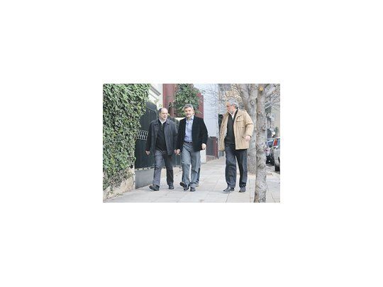Daniel Filmus, después de votar, camina cinco cuadras hasta su casa con dos colaboradores: el jefe de campaña, Luis Quevedo, y el exdirector del canal Encuentro, Ignacio Ernaiz.