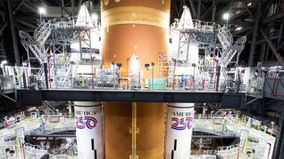 El cohete SLS (Sistema de Lanzamiento Espacial) ya comenzó a ser trasladado hasta la plataforma de lanzamiento en el Centro Espacial Kennedy en Florida. El cohete SLS (Sistema de Lanzamiento Espacial) ya comenzó a ser trasladado hasta la plataforma de lanzamiento en el Centro Espacial Kennedy en Florida.