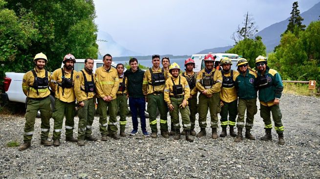 El gobernador Ignacio Torres, junto a brigadistas en Puerto Patriada.