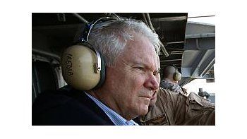 El ministro de Defensa de EEUU, Robert Gates, en su visita a una base estadounidense en Afganistán.