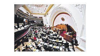 La Asamblea General, el parlamento unicameral de Venezuela, cuenta hoy con una mayoría calificada del chavismo. Como el Gobierno la perderá en la nueva conformación de la Legislatura, optó por el atajo de darse una ley habilitante que le permita gobernar por decreto.