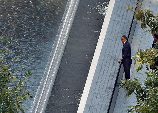 Barack Obama frente a la fuente que se erigió donde estaban las Torres Gemelas.