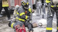 DESESPERACIÓN. Más de 200 hombres participaron en el operativo de rescate. El comisario del cuerpo de bomberos, Dan Nigro, declaró a los medios que el humo era muy espeso y habría sido la principal causa de muerte.