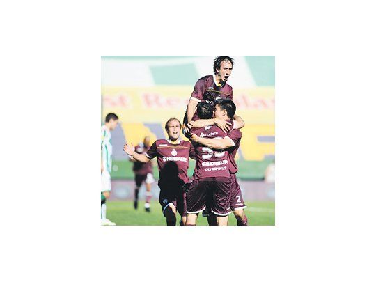 Izquierdoz marcó el segundo gol en el clásico del sur ante Banfield y todo Lanús festeja.