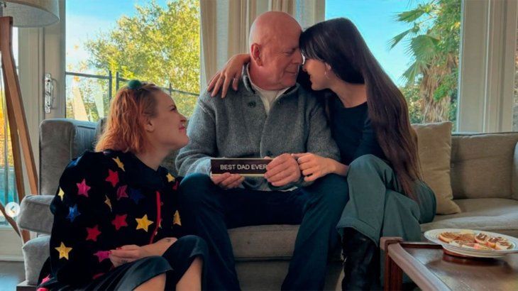 Bruce Willis en una tierna imagen con sus hijas. 