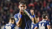 Beso. Alan Lescano besa el escudo de Gimnasia. Hizo dos golazos.