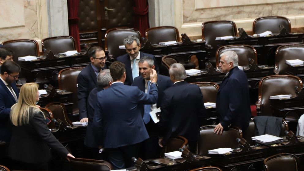 Martín Menem rodeado por bloques opositores en la Cámara de Diputados.