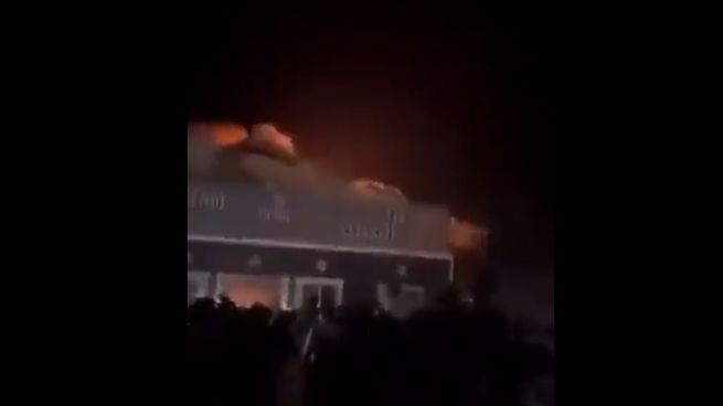 El incendio se originó en un salón de fiestas durante un casamiento. 