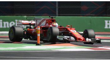 Vettel todavía da batalla con Hamilton acelerando hacia el título