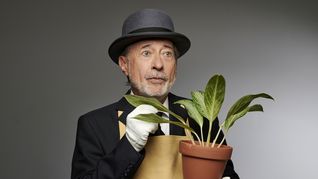 Guillermo Francella encarna a Chance Gardiner, un hombre de inteligencia limitada que pasa de vivir aislado cuidando un jardín a convertirse en una figura idolatrada por los círculos de poder. Guillermo Francella encarna a Chance Gardiner, un hombre de inteligencia limitada que pasa de vivir aislado cuidando un jardín a convertirse en una figura idolatrada por los círculos de poder.