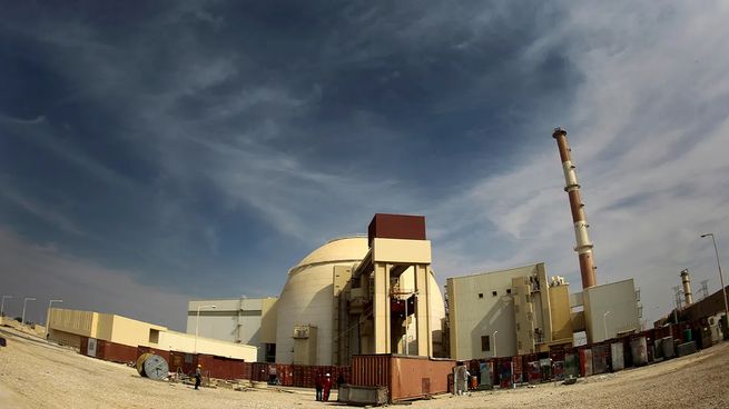 Rusia evacuó a casi todo su personal de la central nuclear de Bushehr.