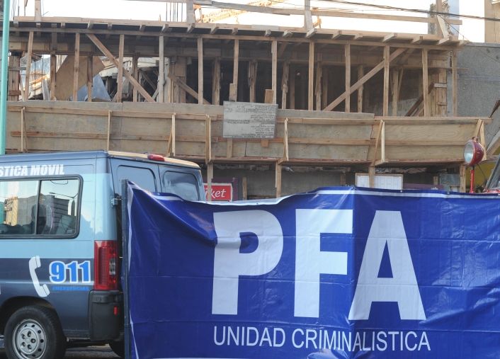Un obrero murió al derrumbarse obra en Villa Ortúzar (foto 1)