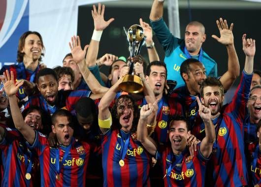 El equipo de Guardiola levanta la copa.