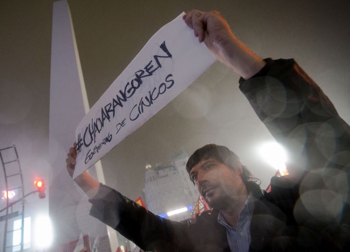 Manifestantes pidieron la renuncia del ministro Juan José Aranguren.