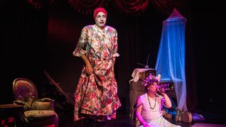 Darío Serantes y Juan Rutkus en La moribunda. Darío Serantes y Juan Rutkus en La moribunda.