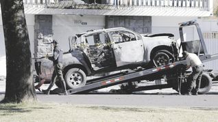 RESTOS. Así quedó uno de los coches bomba que detonaron en Quito, hecho atribuido a las mafias ecuatorianas del narcotráfico.