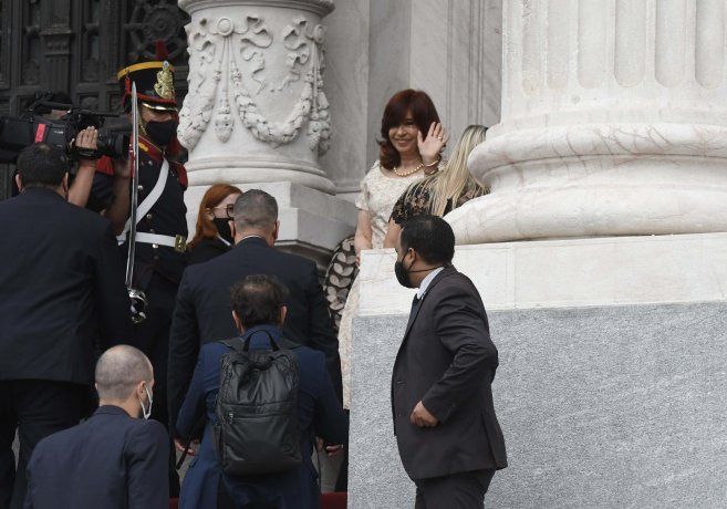 La vicepresidenta Cristina Fernández de Kirchner arribó al Palacio Legislativo en primer término y fue la encargada de abrir la Asamblea Legislativa.