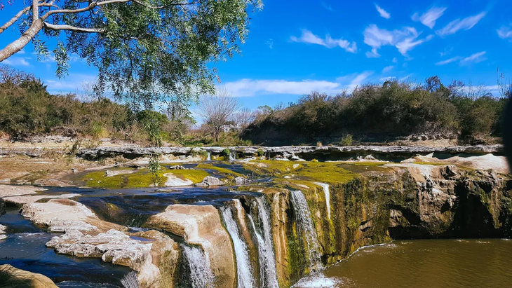 En sus caminatas y paseos en bicicleta, los visitantes pueden disfrutar de paisajes naturales y la calma del entorno.