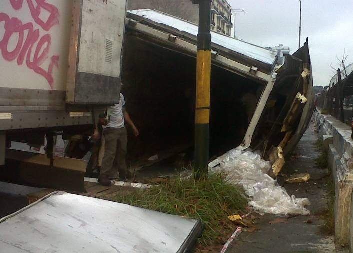 Volcó camión que transportaba pollos en San Telmo (foto 1)