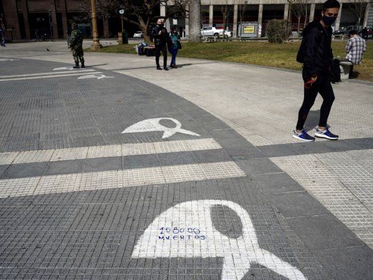 Denuncian que, tras la Marcha de las Piedras, se vandalizaron los pañuelos de las Madres en Plaza de Mayo.